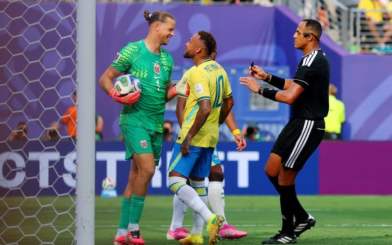 Neymar responde provocação de goleiro norueguês e brilha em penalidade, mas Brasil é eliminado da Copa do Mundo