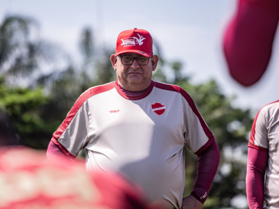 Guto Ferreira destaca união e apoio da torcida como chave para a liderança do Vila Nova na Série B