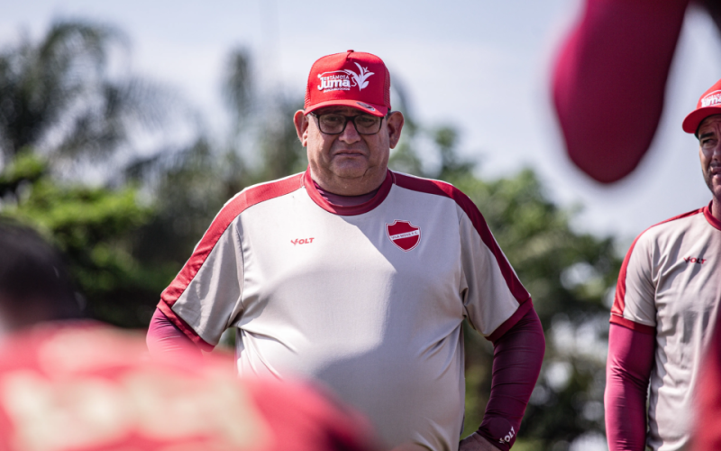 Guto Ferreira destaca união e apoio da torcida como chave para a liderança do Vila Nova na Série B
