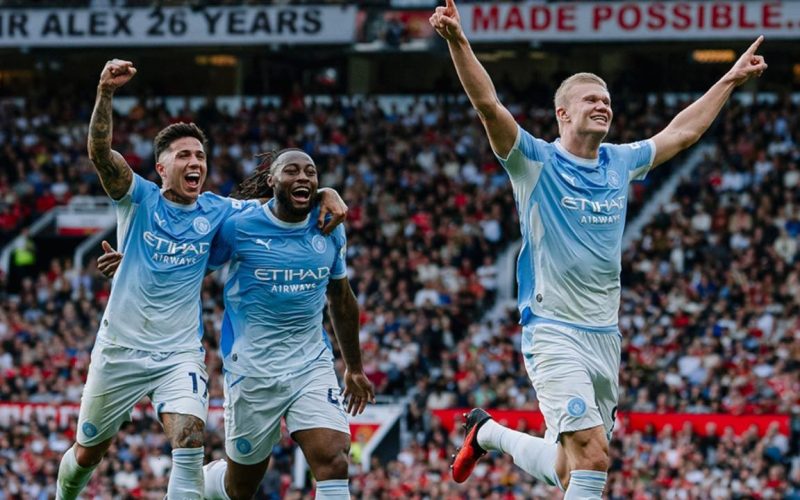 City vence clássico contra o United com gol polêmico e um a menos na Premier League