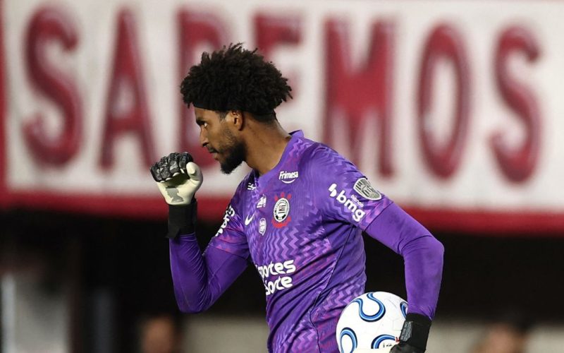 Corinthians tem três convocados na Seleção, mas apenas Hugo Souza se destaca em empate contra Estudiantes