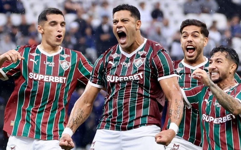Hulk brilha com dois gols e leva Fluminense à vitória sobre o Corinthians no Brasileirão