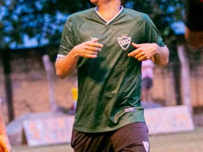 A trajetória inspiradora de Carlinhos: de escolinha a conquistas no futebol profissional