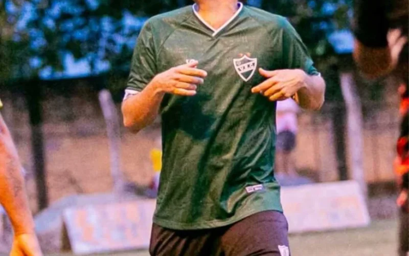 A trajetória inspiradora de Carlinhos: de escolinha a conquistas no futebol profissional