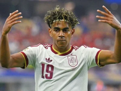 Yamal provoca Paredes com recado divertido durante desfile da Espanha campeã do mundo