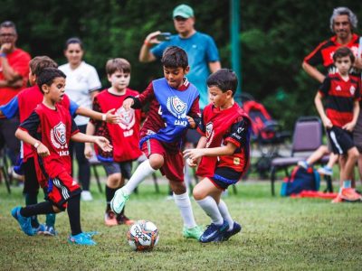 Le Canton promove clínica de futebol com Júnior e festa de Halloween para celebrar o Dia da Criança