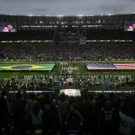 Jogadores dos Ravens se emocionam com hino do Brasil durante histórico NFL Rio Game no Maracanã