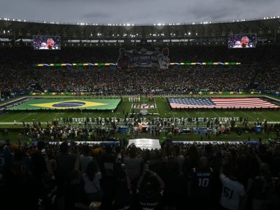 Jogadores dos Ravens se emocionam com hino do Brasil durante histórico NFL Rio Game no Maracanã