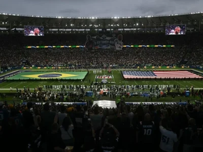 Jogadores dos Ravens se emocionam com hino do Brasil durante histórico NFL Rio Game no Maracanã