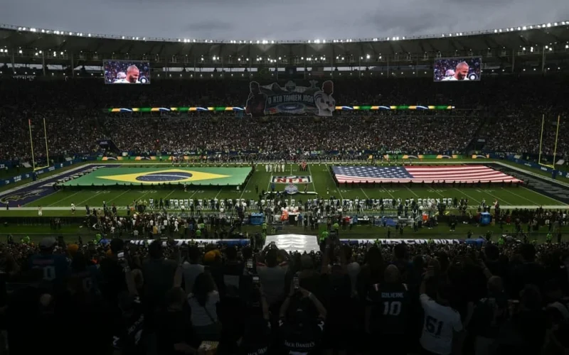Jogadores dos Ravens se emocionam com hino do Brasil durante histórico NFL Rio Game no Maracanã