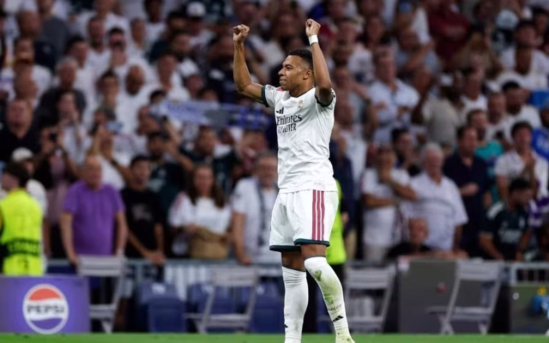 Mbappé marca na Champions e se iguala a Raúl como quinto maior artilheiro da história