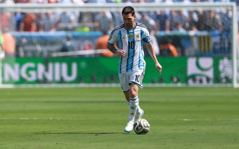Argentina enfrenta a Bolívia em amistoso com Messi na despedida da seleção; escalações e onde assistir