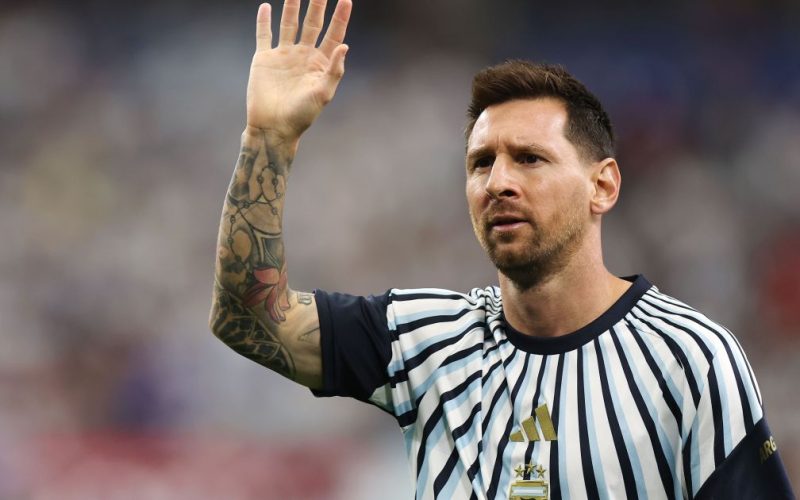 Messi revela camisa especial para sua despedida da seleção argentina em jogo contra Benin