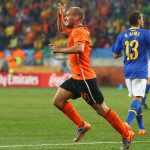 Sneijder leiloa bola e medalha de Copas em homenagem à Seleção Brasileira