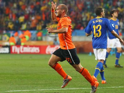 Sneijder leiloa bola e medalha de Copas em homenagem à Seleção Brasileira