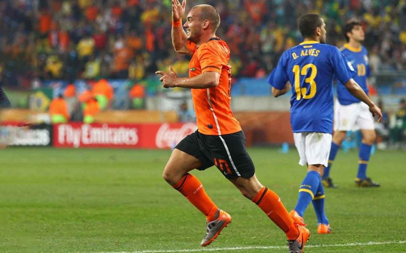 Sneijder leiloa bola e medalha de Copas em homenagem à Seleção Brasileira