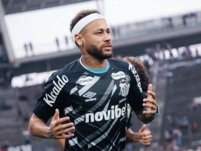Neymar faz homenagem a Memphis e aparece com faixa no aquecimento para clássico entre Santos e Corinthians