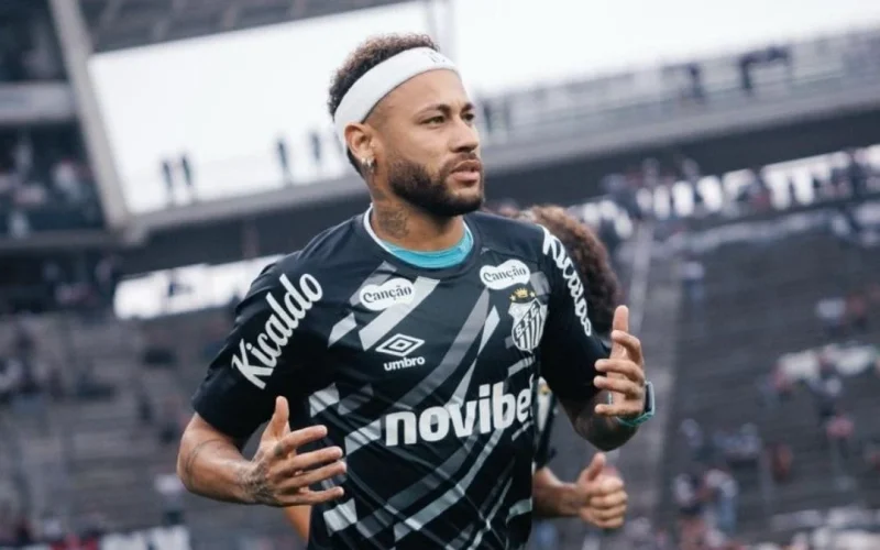 Neymar faz homenagem a Memphis e aparece com faixa no aquecimento para clássico entre Santos e Corinthians