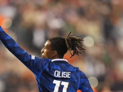 França supera Bélgica com gol de Olise e mantém 100% na Nations League
