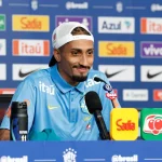 Raphinha compartilha como sua infância na Restinga e o apoio familiar o ajudaram a superar crises no futebol
