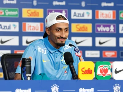Raphinha compartilha como sua infância na Restinga e o apoio familiar o ajudaram a superar crises no futebol