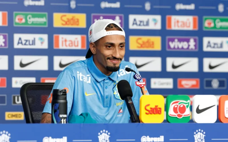 Raphinha compartilha como sua infância na Restinga e o apoio familiar o ajudaram a superar crises no futebol