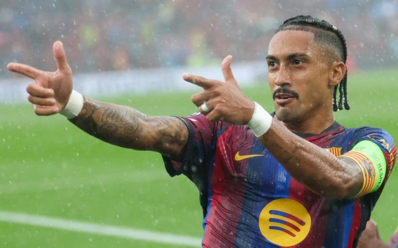 Barcelona esmaga Feyenoord com goleada de 5 a 1 na estreia da Champions League, com destaque para Raphinha e Gabriel Jesus
