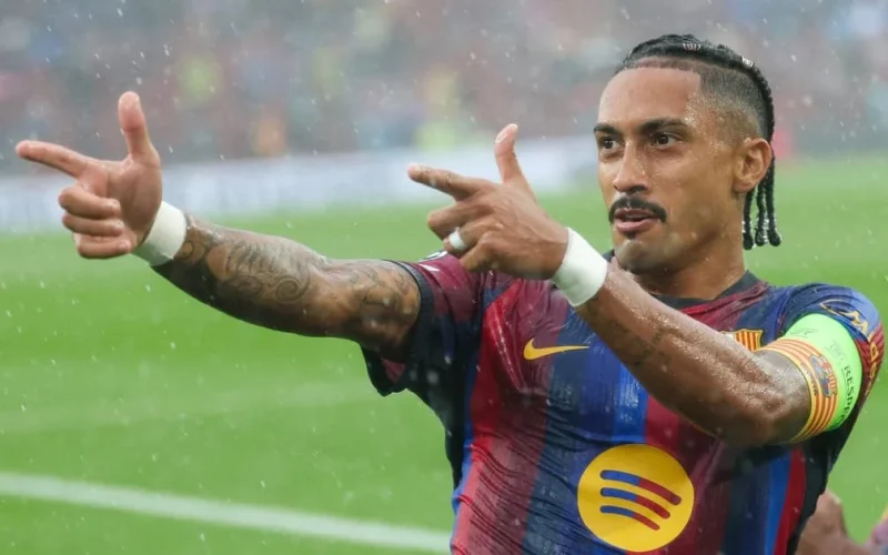 Barcelona esmaga Feyenoord com goleada de 5 a 1 na estreia da Champions League, com destaque para Raphinha e Gabriel Jesus