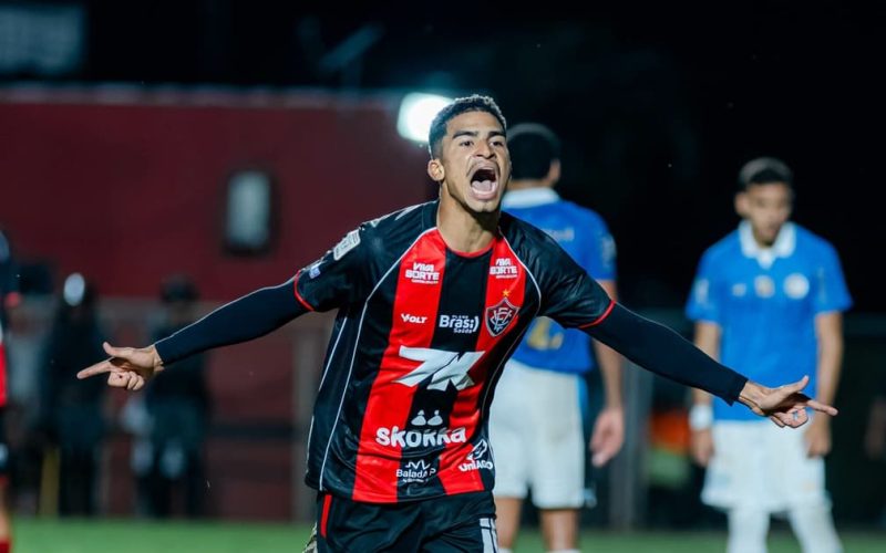 Vitória vence Grêmio e se afasta da zona de rebaixamento no Brasileirão