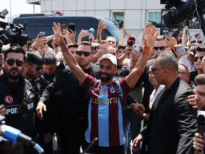 Clubes turcos desafiam mercado e atraem estrelas do futebol europeu com salários altos