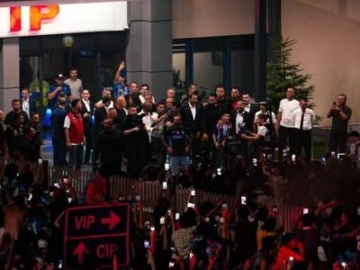 Salah é recebido com festa apaixonante por torcedores do Trabzonspor após assinar contrato de duas temporadas