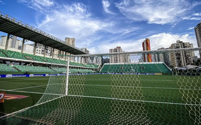 Goiás e Avaí se enfrentam na Série B: veja como e onde assistir ao duelo em Goiânia
