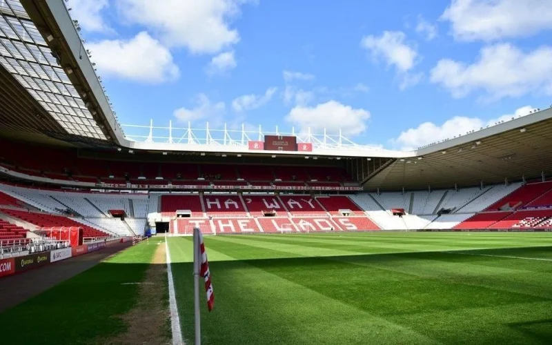 Sunderland e Arsenal se enfrentam na luta pela liderança da Premier League neste sábado