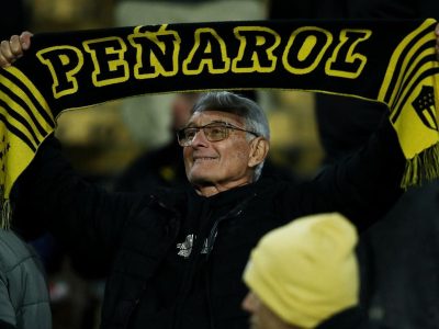 Confusão em Montevidéu: torcida do Peñarol se enfrenta com a polícia após empate contra o Corinthians que eliminou urugaios da Libertadores