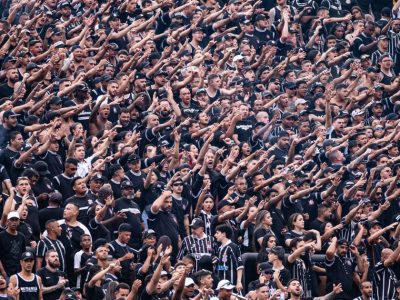 Torcedores do Corinthians exigem mudança após derrota para a lanterna Chapecoense na Arena Neo Química