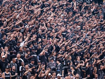 Torcedores do Corinthians exigem mudança após derrota para a lanterna Chapecoense na Arena Neo Química