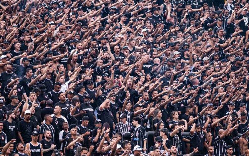 Torcedores do Corinthians exigem mudança após derrota para a lanterna Chapecoense na Arena Neo Química