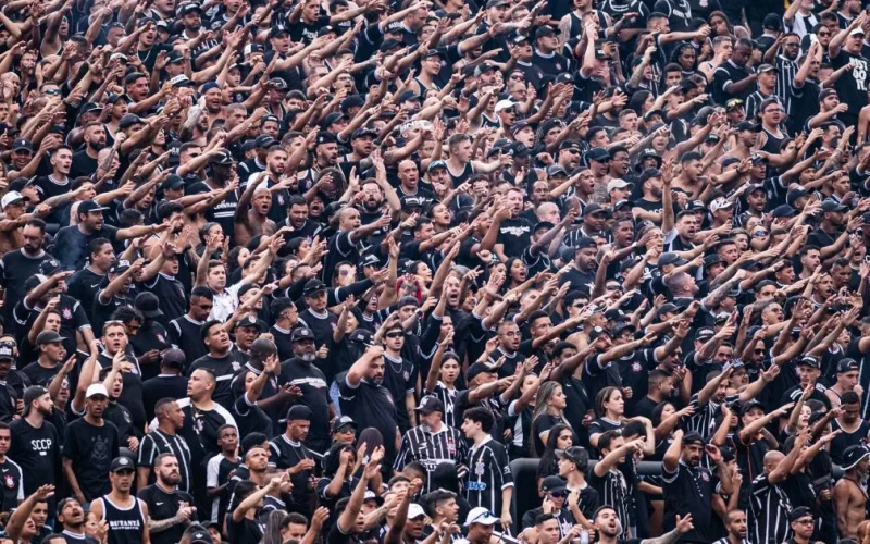 Torcedores do Corinthians exigem mudança após derrota para a lanterna Chapecoense na Arena Neo Química