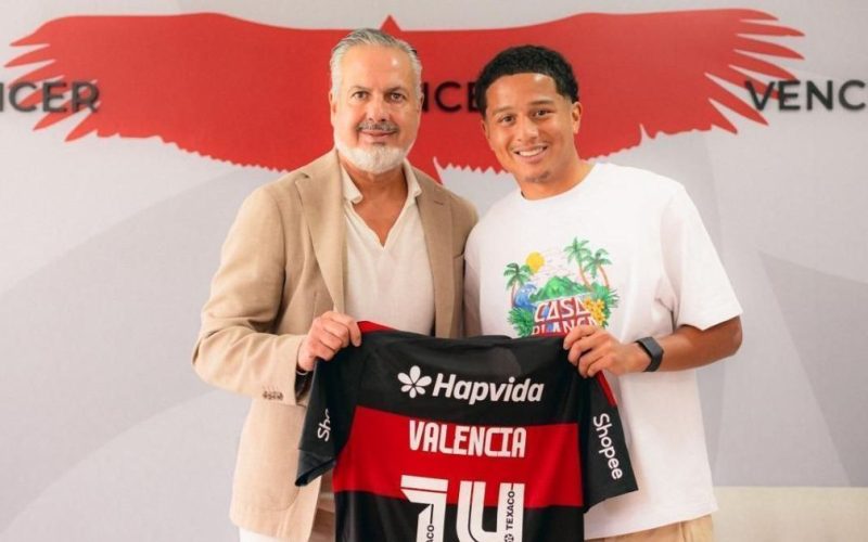 Flamengo apresenta os reforços Valencia e Freitas para a torcida no Maracanã