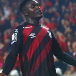 Kevin Viveros, artilheiro do Brasileirão pelo Athletico-PR, é alvo de ataque racista nas redes sociais