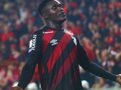 Kevin Viveros, artilheiro do Brasileirão pelo Athletico-PR, é alvo de ataque racista nas redes sociais