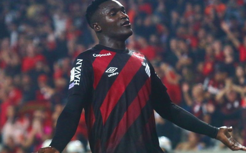 Kevin Viveros, artilheiro do Brasileirão pelo Athletico-PR, é alvo de ataque racista nas redes sociais