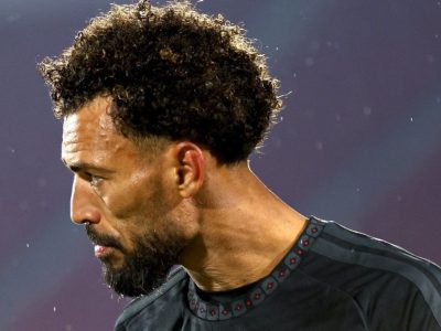 Vozinha sofre primeiro gol pelo Colo-Colo em falha no escanteio, mas mantém o time na liderança do Campeonato Chileno