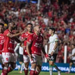 André Luís brilha, Vila Nova vence América-MG e assume a ponta da Série B do Brasileirão
