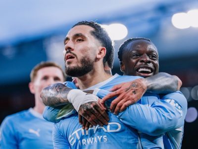Manchester City vence Liverpool por 3 a 0 em Anfield e mantém 100% na Premier League com grande atuação de Doku