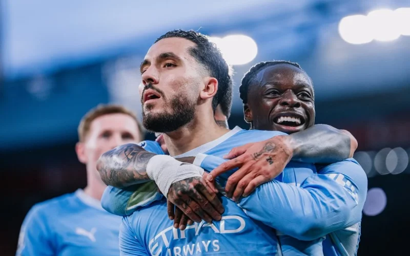Manchester City vence Liverpool por 3 a 0 em Anfield e mantém 100% na Premier League com grande atuação de Doku
