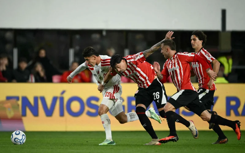 Flamengo empata sem gols em La Plata, mas avança para a final da Libertadores depende de vitória no Maracanã