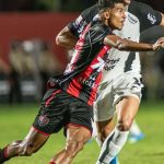 Corinthians empata com Vitória em 1 a 1 e se mantém ameaçado pelo rebaixamento no Brasileirão