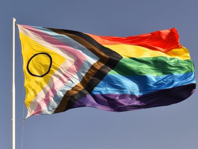 Copa do Mundo 2026: Criadores LGBT+ influenciam debate sobre futebol nas redes sociais