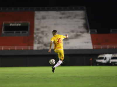 Brasil exporta craques, mas perde força no futebol nacional: o dilema do nosso futebol